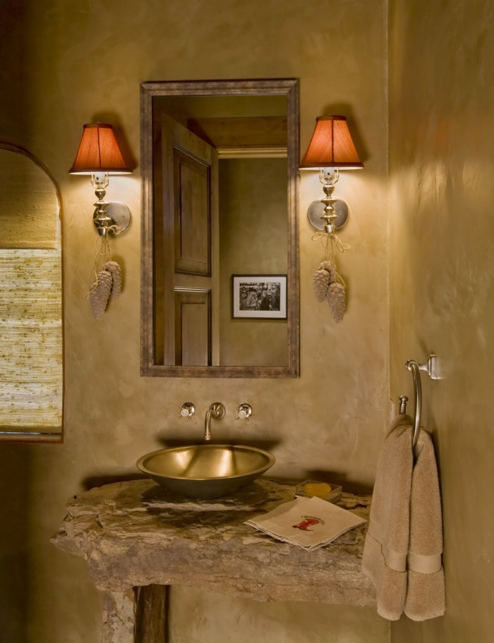 une salle de bains rustique de style espagnol aux nuances de la couleur ocre doré