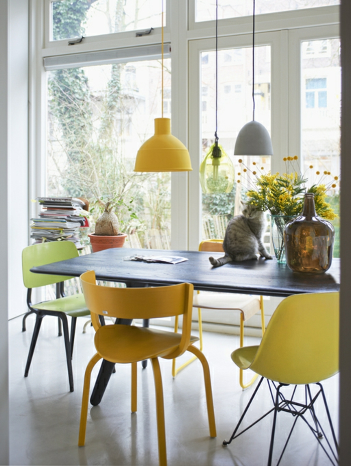 des chaises aux différentes nuances de l'ocre jaune, déco gris et jaune dans un intérieur scandinave