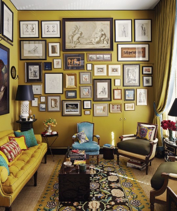 du jaune curry dans un salon éclectique, canapé ocre jaune, mur en cadres 