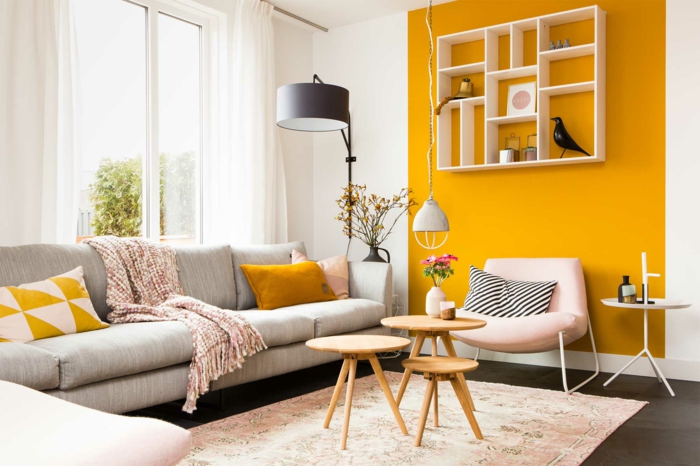 une bande de peinture ocre sur un pan de mur, salon élégant de style scandinave, déco rose pastel et jaune moutarde