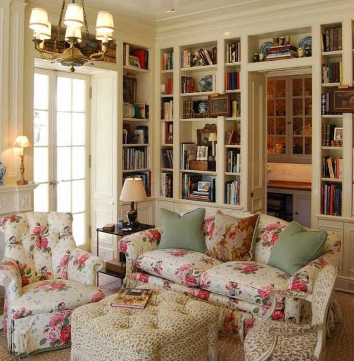 salon déco campagne chic, canapé et fauteuil à motifs liberty, shabby, chic, grande bibliothèque, lustre classique, chaise et table beiges