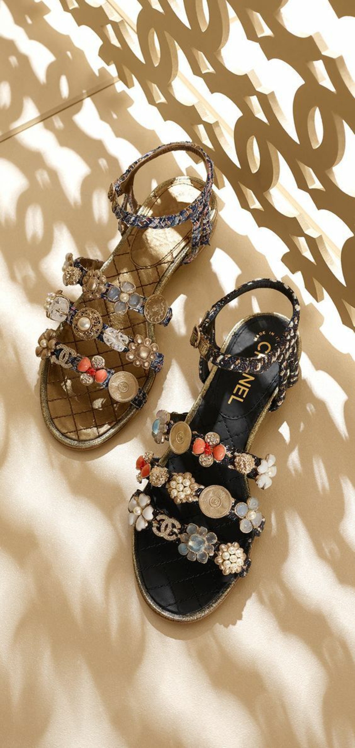 sandale femme Chanel riche en décoration avec les logos en pierres synthétiques blanches
