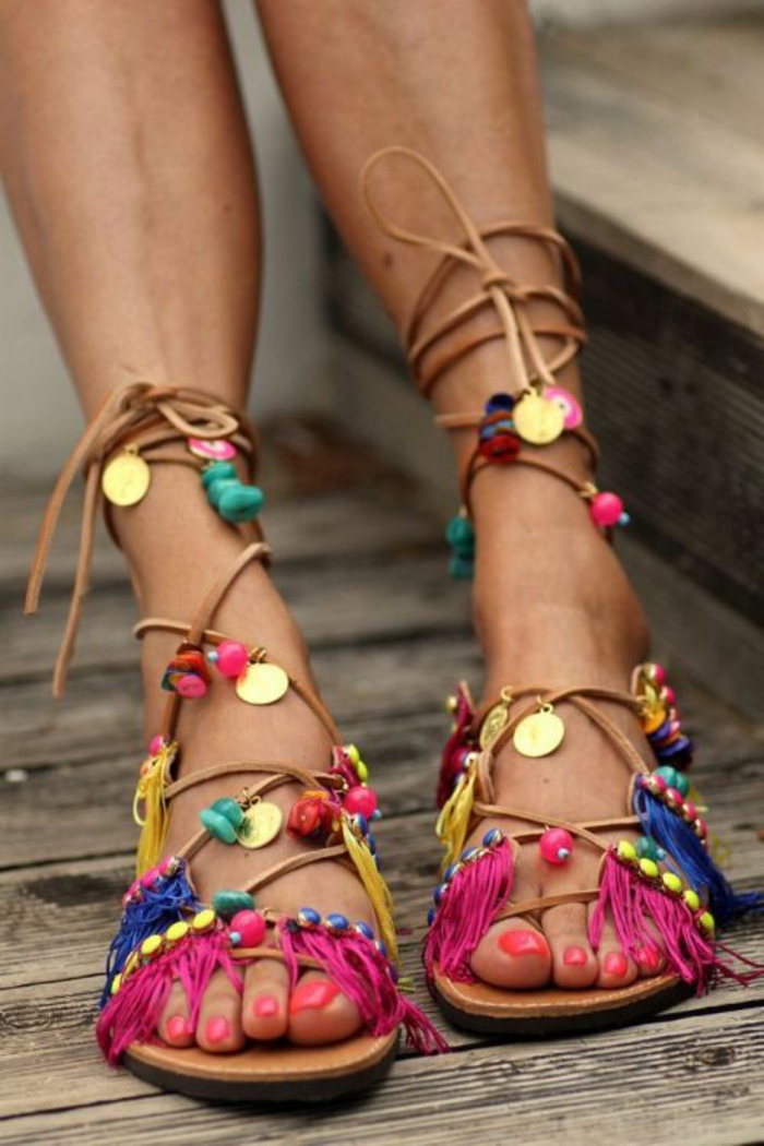 sandales femmes de style ethnique avec des franges colorées et des monètes imitation or avec ficelles montantes sur les mollets