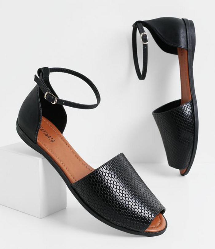 sandales femme en noir plates italiennes aux effets serpent devant et doigts légèrement découverts
