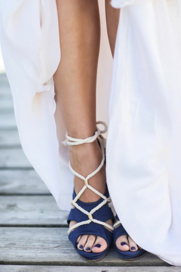 sandale à talon femme sur le thème marin en bleu et blanc 