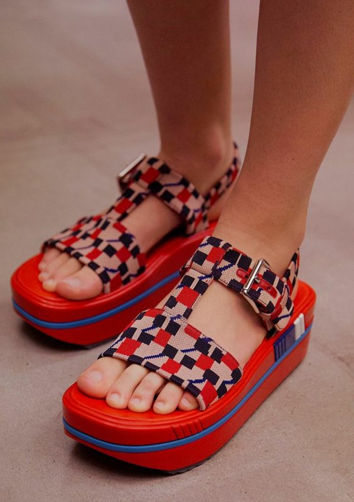 sandales compensée femmes en rouge et bleu avec des motifs géométriques Prada