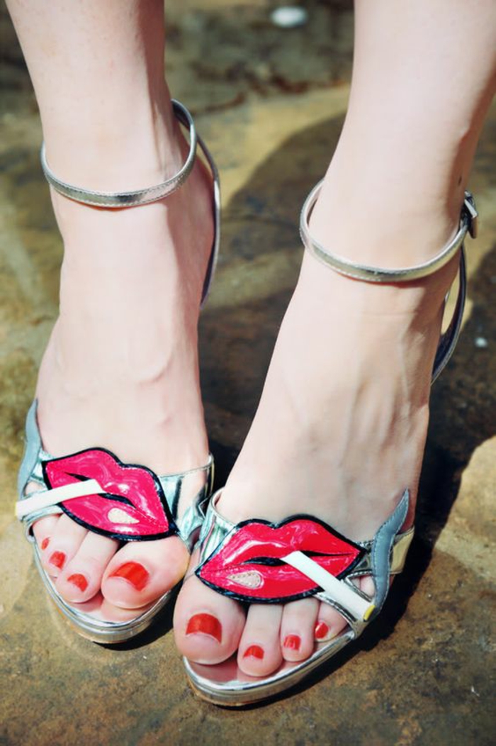 sandales compensée avec bouche à rouge à lèvres rouge et une cigarette style pop Prada 