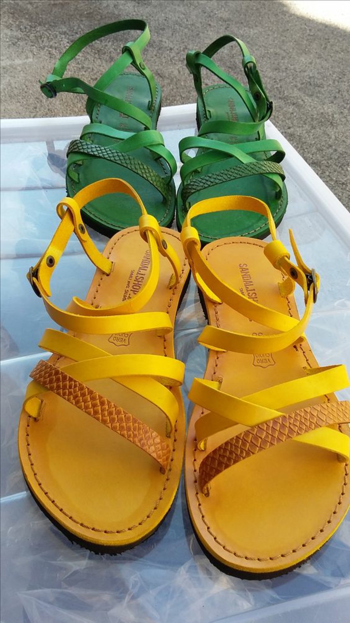 sandales femmes en couleurs jaune et verte aux motifs croco talons plats