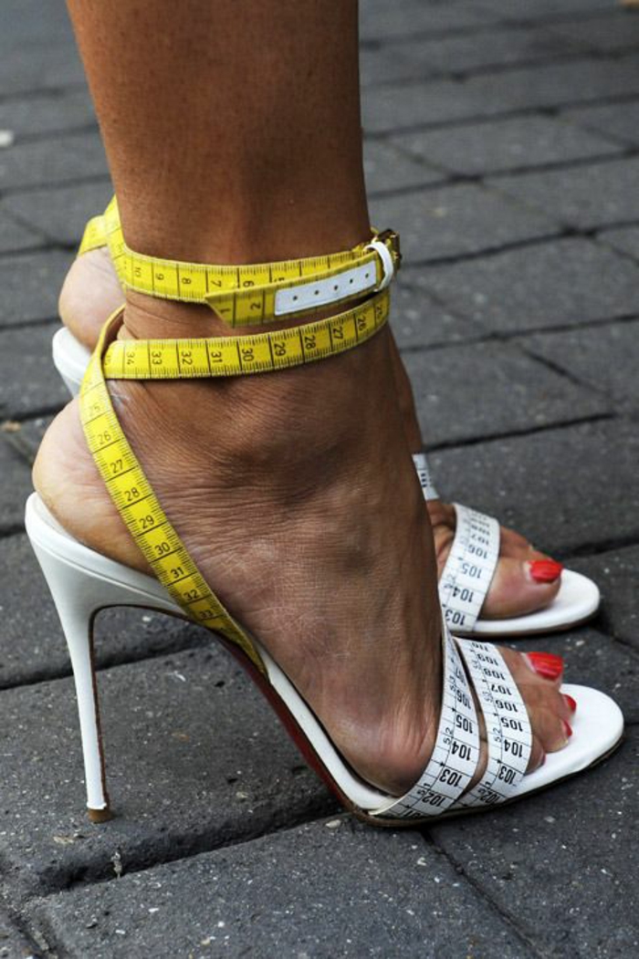 sandale femme style humouristique avec des lanières en forme de centimètres et avec des talons aiguilles 