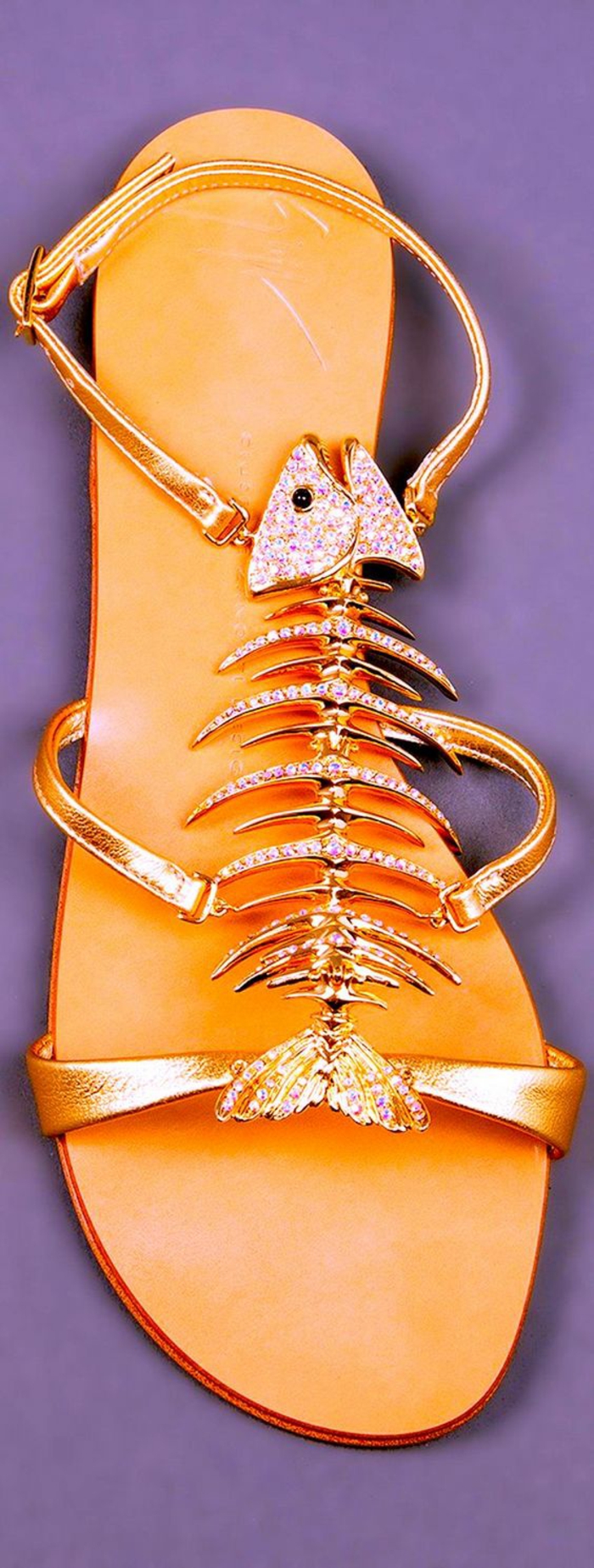 sandale femme avec motif décoratif motif arete de poisson finition métal brillant or