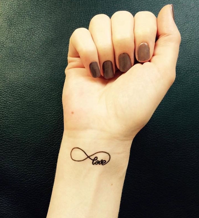 tatouage poignet symbole amour love eternel infini femme