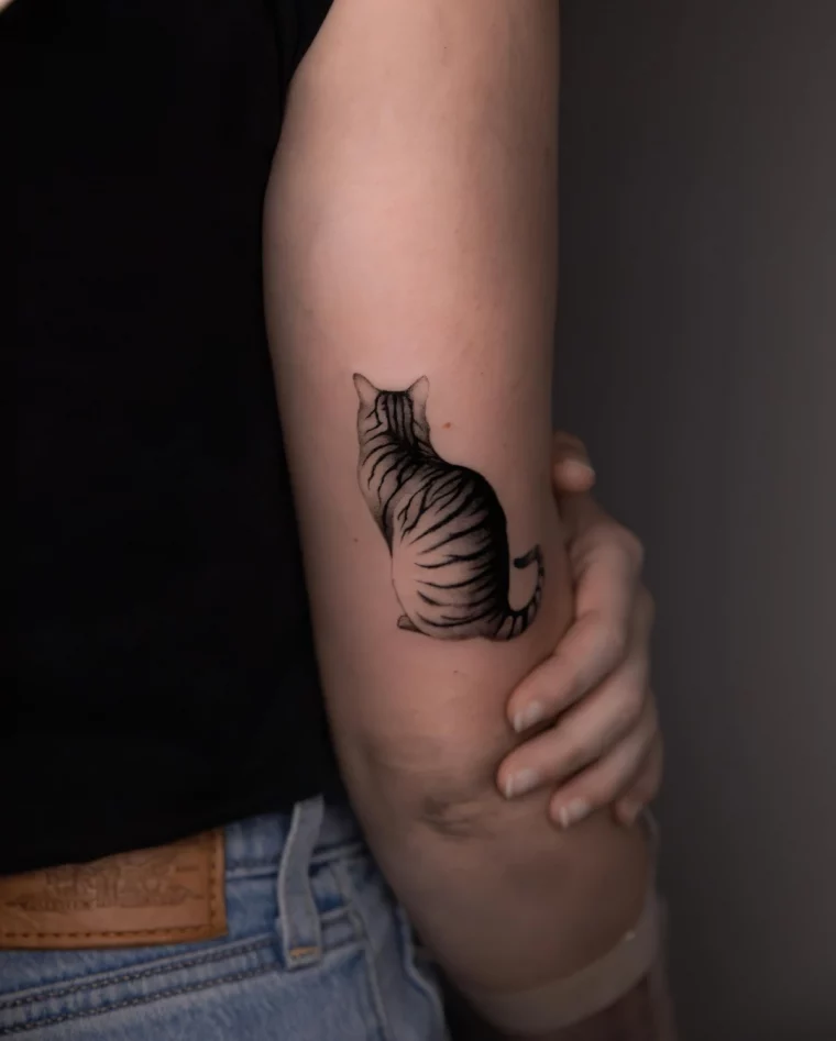 silhouette de chat realiste idee tatouage bras femme animal