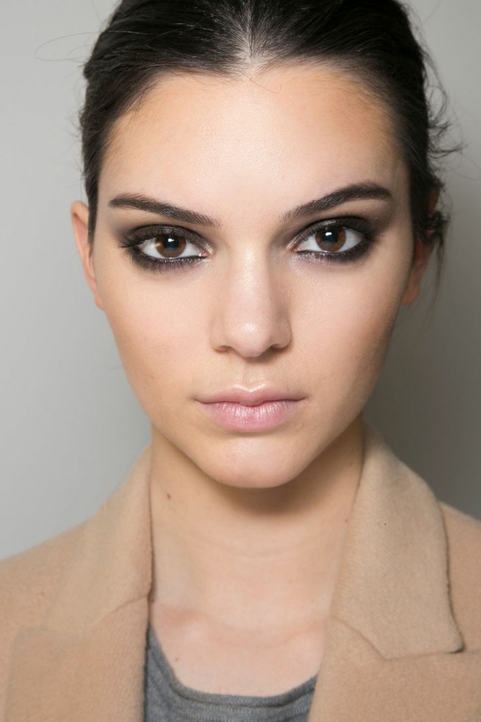 smoky eyes facile, blazer beige, blouse grise, lèvres rose, cheveux noirs, maquillage smoky