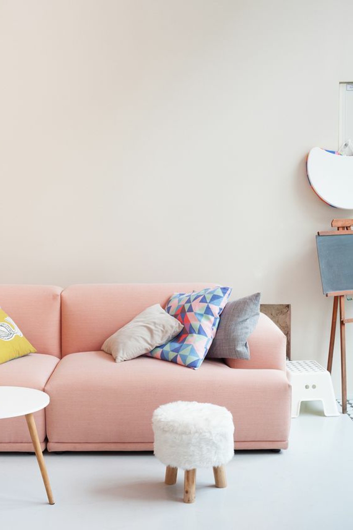 sofa moderne couleur dofus, tabouret blanc, coussins déco et ambiance scandinave