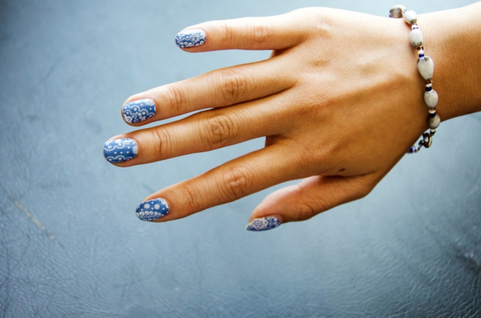 comment faire une manucure, ongles longs, bracelet en blanc, manucure bleu et blanc, nail art avec stickers