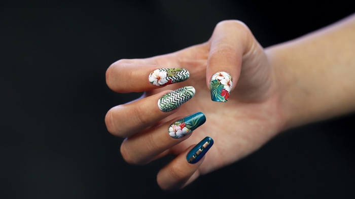 comment faire une manucure, décoration ongles avec stickers, ongles à motifs floraux, ongles longs