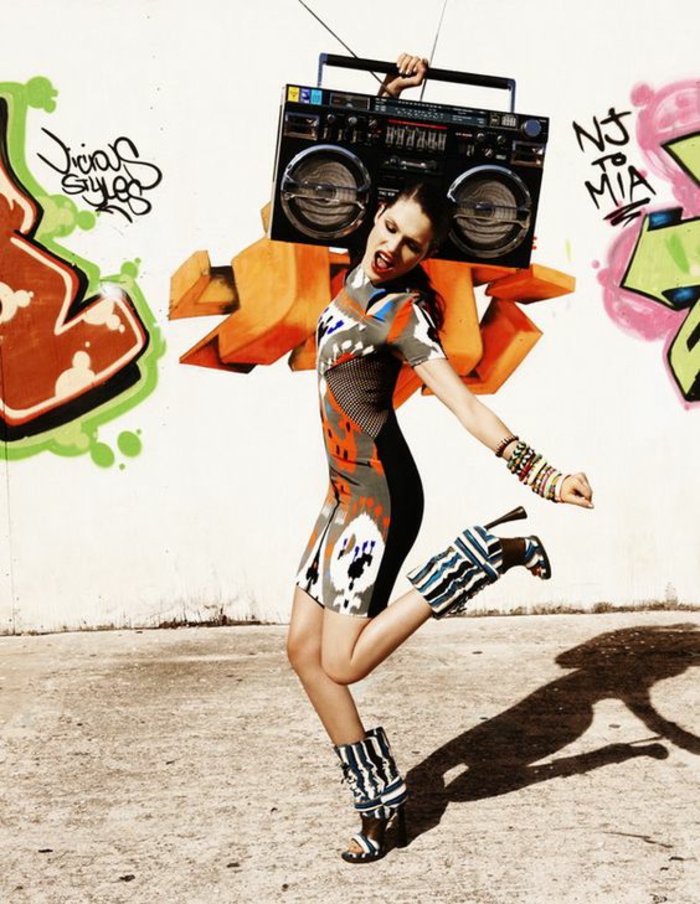 mode année 80 hip hop mini robe aux motifs grafitti moulante et bottes d'été aux rayures noires et blanches