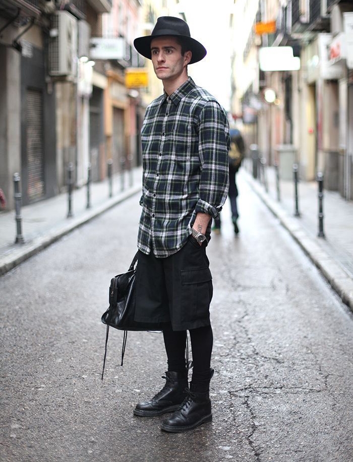 vetements grunge look rock indie hipster chapeau noir chemise carreaux chaussures dr martens fashion men homme