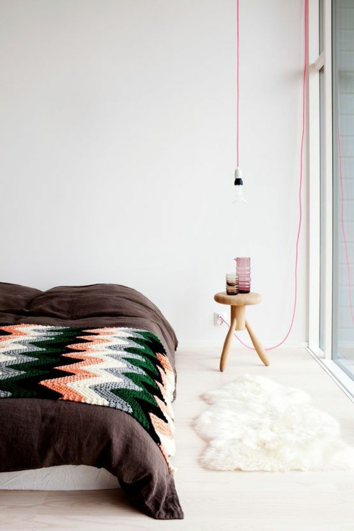 un luminaire suspension à douille et fil rose fluo, chambre à coucher au style scandinave épuré