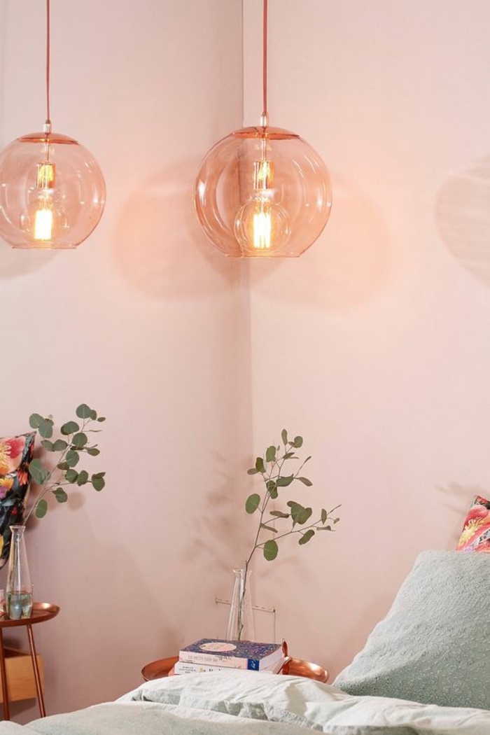 une suspension boule en verre soufflé rose au look rétro, chambre à coucher douce et élégante