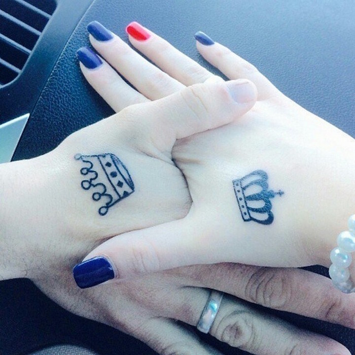 tatouage signe amour couronnes roi reine tattoo main couples