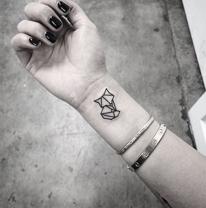 tatouage chat origami sur le poignet femme petit tattoo idee