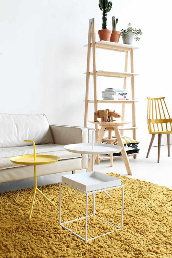 salon scandinave blanc et ocre jaune aux accents en bois naturel, tapis douillet couleur vibrant