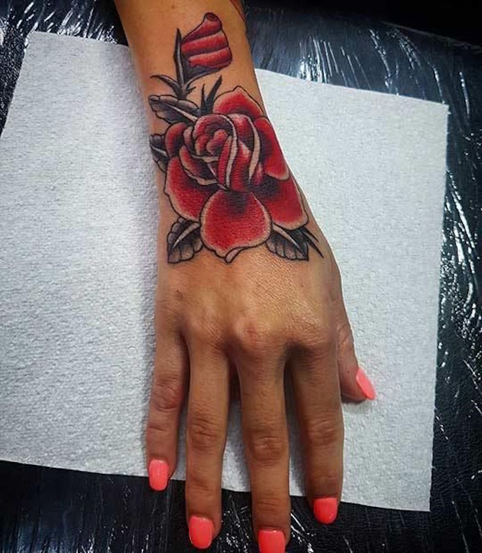 tattoo rose poignet fleur rouge sur la main fleurs femme bras
