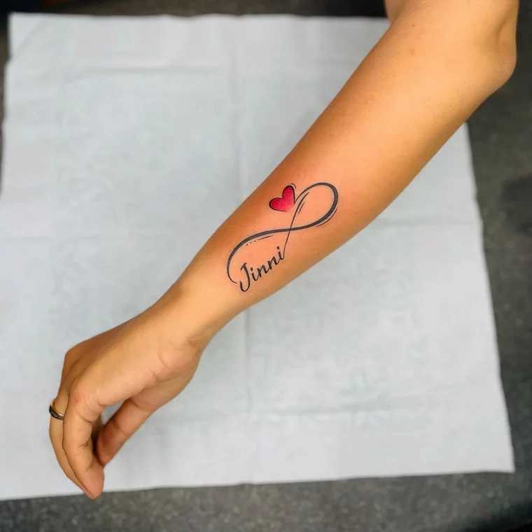 tatouage amour eternel symbole infinite coeur rouge prenom