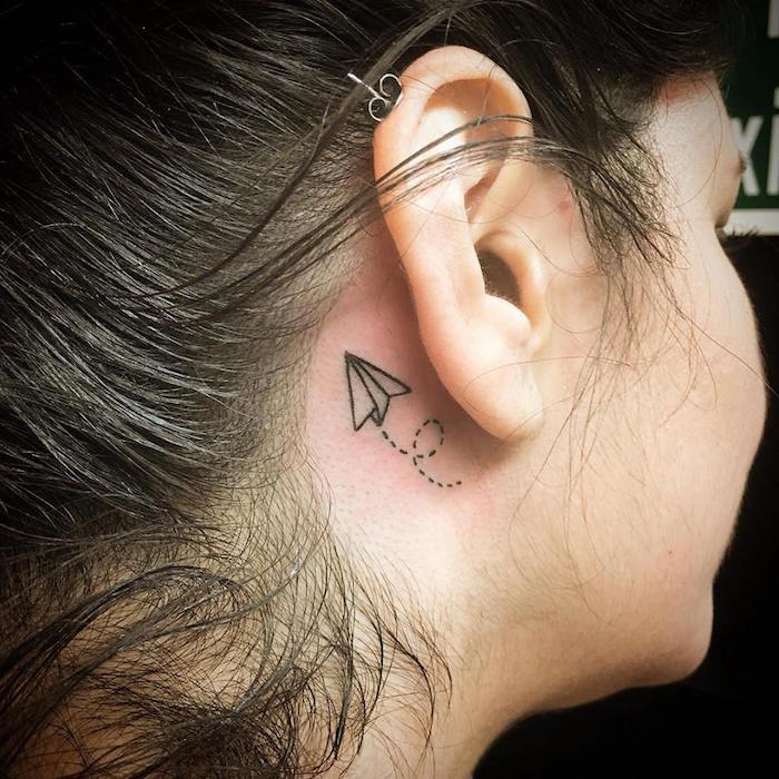 idée tatouage arrière oreille femme discret liberté voyage
