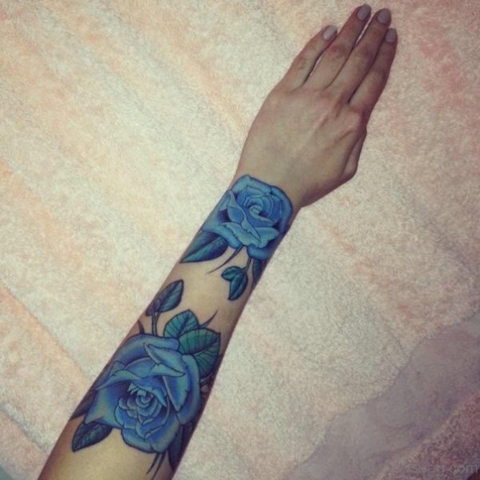 tattoo poignet idée tatouage roses bleus fleurs bras femme