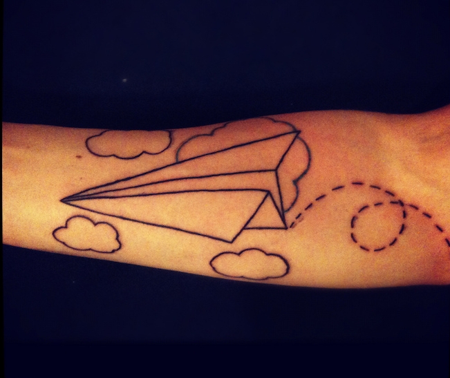 exemple tatouages avions en papier sur le bras homme avec nuage pointillés