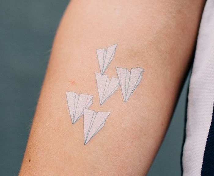tatouage oiseau origami papier encre blanche avant bras simple