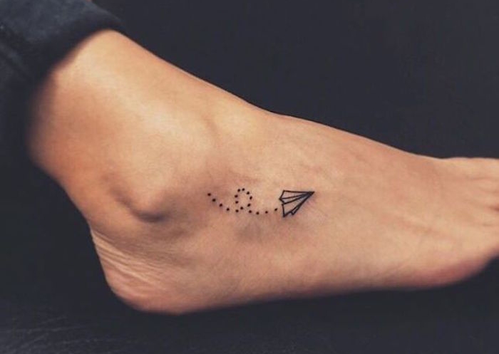 idée tatouage pointillé origami sur le pied femme 
