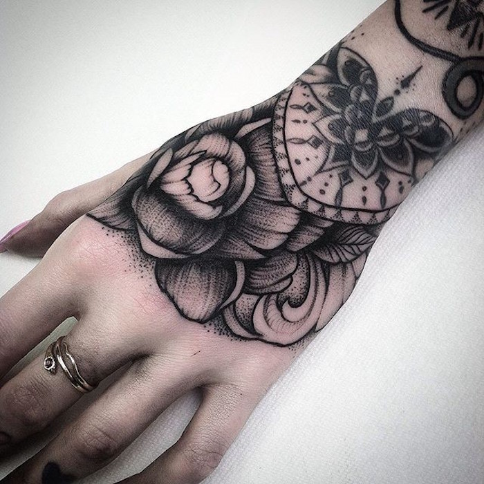 tatouage tour de poignet fleur de lotus femme noir rose fleurs