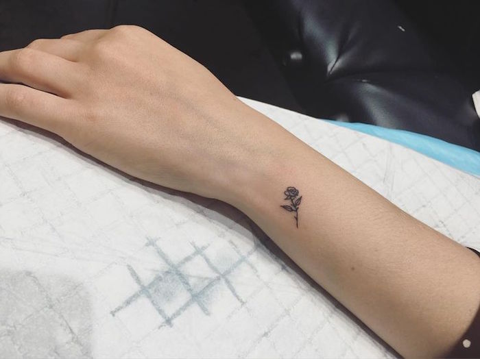 petit tatouage poignet femme petite fleur rose tattoo avant bras