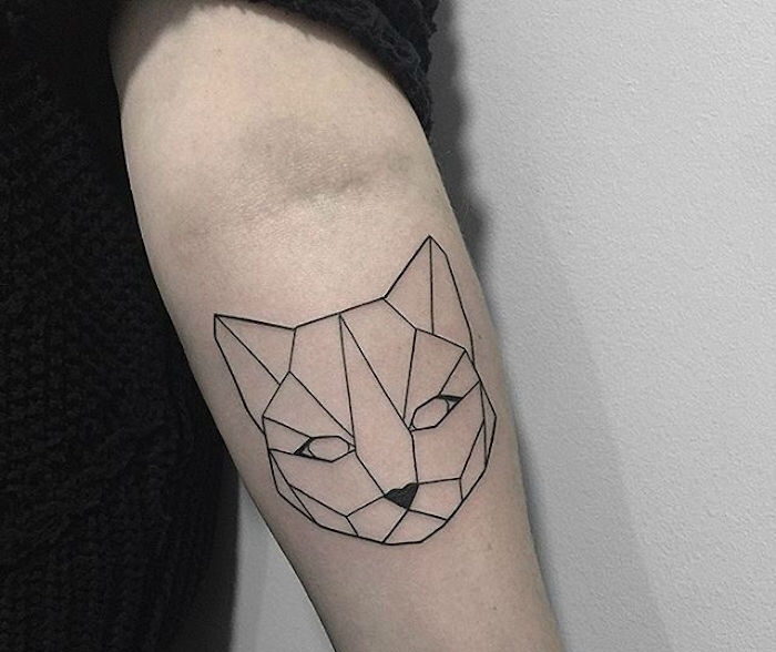 tatouage femme chat en origami tete chats chaton silhouette bras geometrique