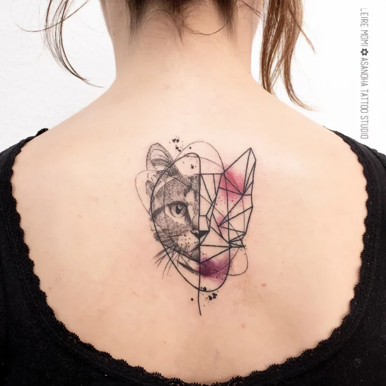 tatouage chat geometrique idee dessin sur dos femme couleurs