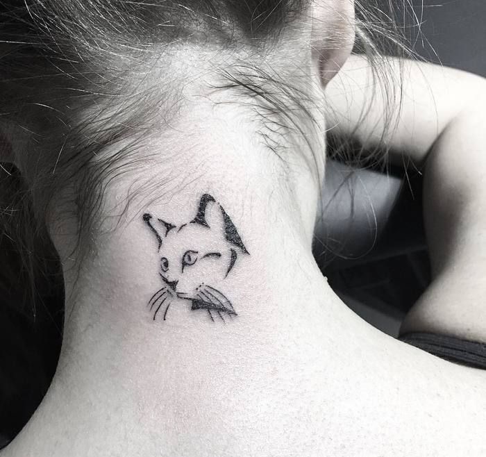tatouage tete de chat dans la nuque femme idée tatto cat