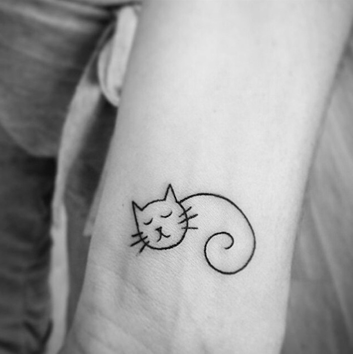 petit tatouage chat bras femme fin tatoué cat tattoo