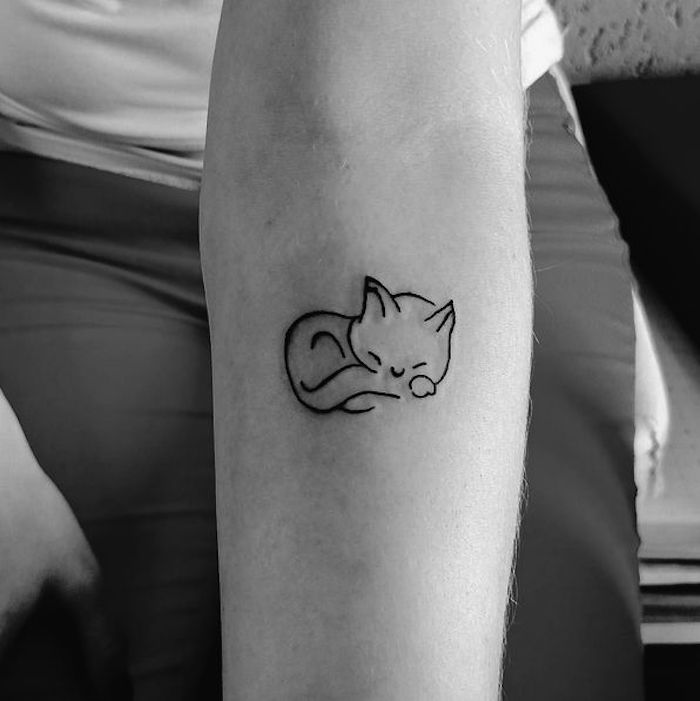 chat tattoo tatouage chaton silhouette avant bras femme idée