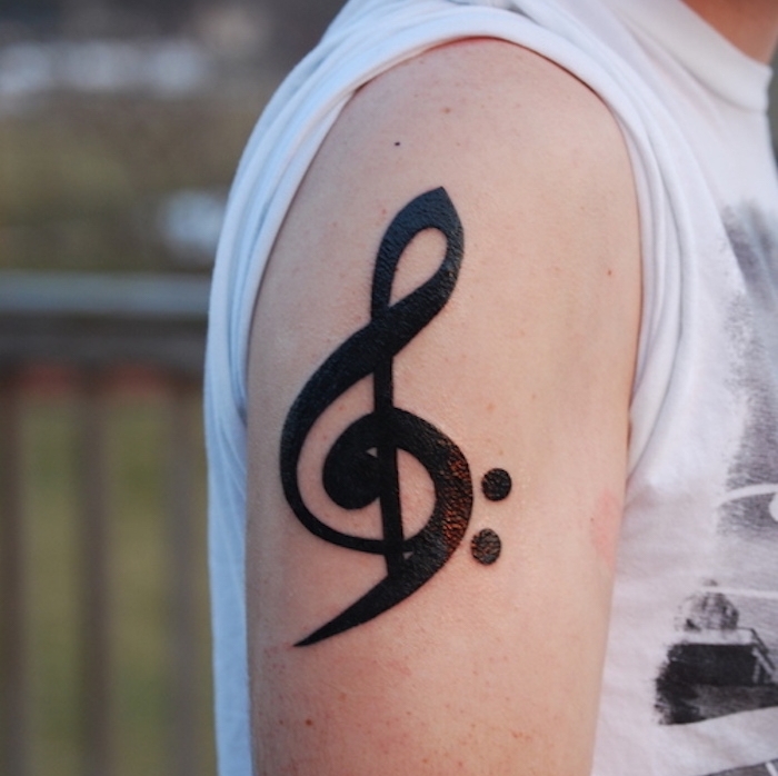 tattoo clé de sol clé de fa sur bras homme note music