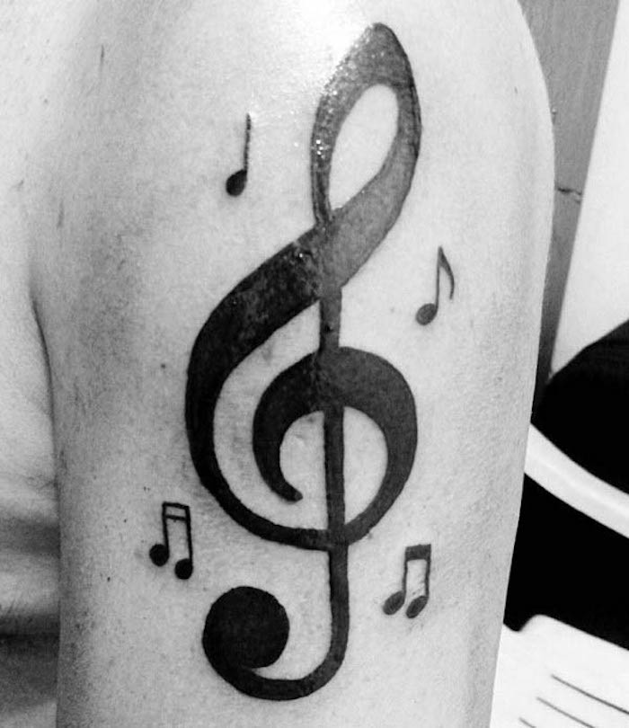 tatouage clef musique sur le bras homme grand