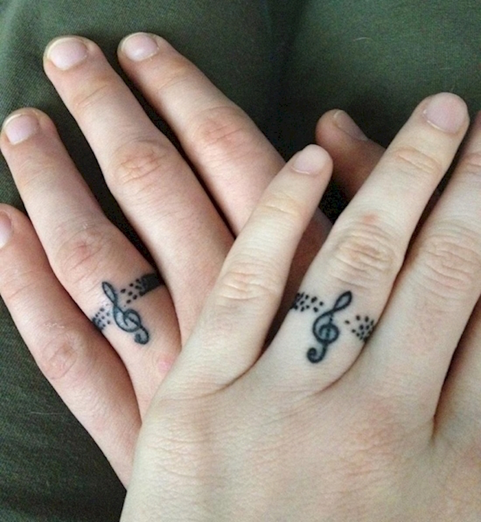 tatouage clé de sol doigt couple symbole amour homme et femme