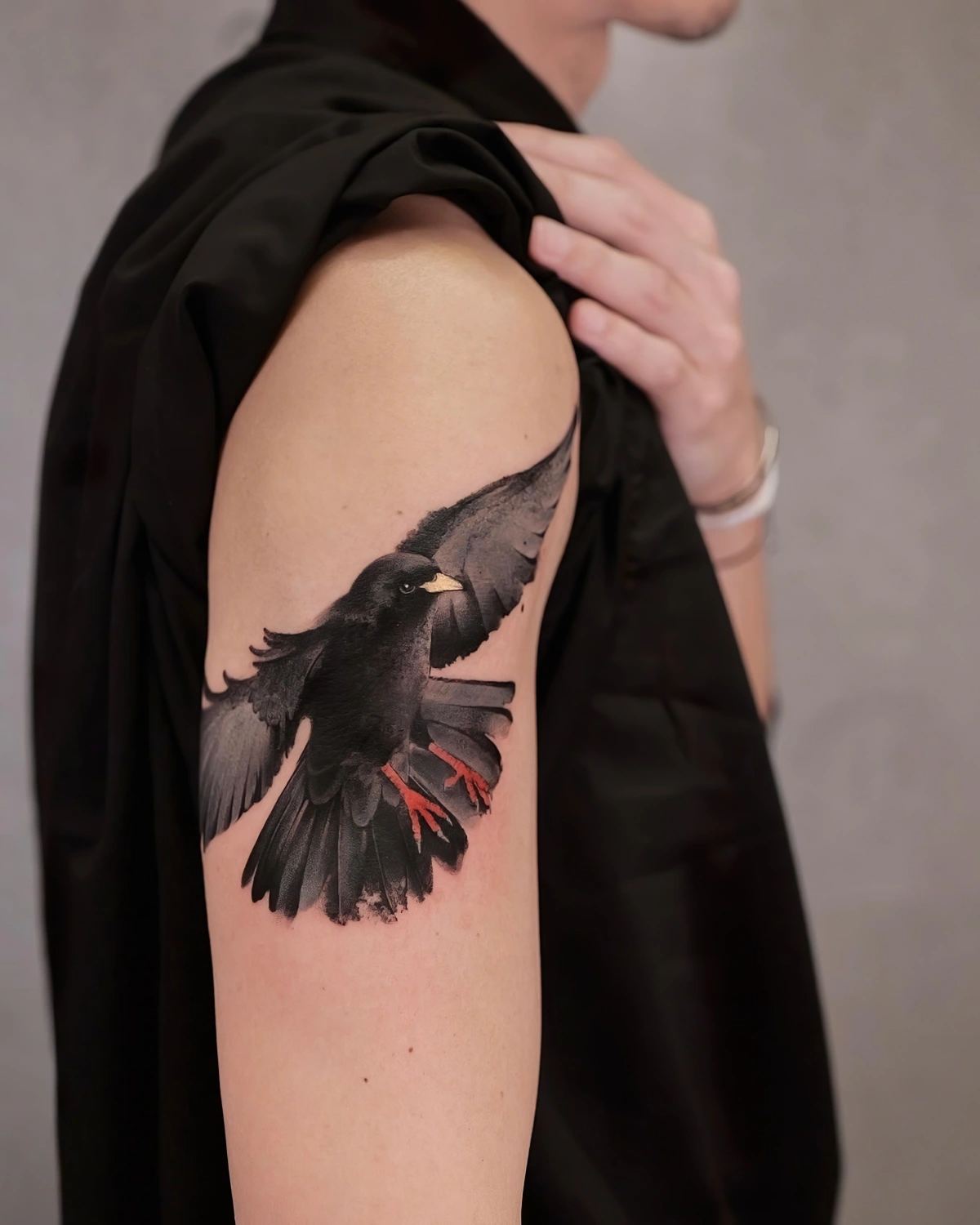 tatouage corbeau dessin sur peau bras epaule homme motif nature