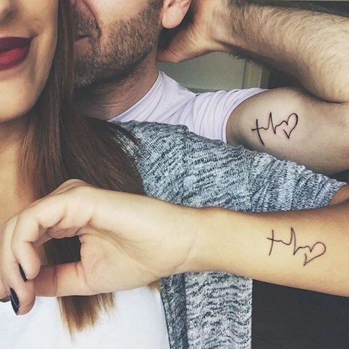 tatouage signe amour couple coeur frequences bras poignet