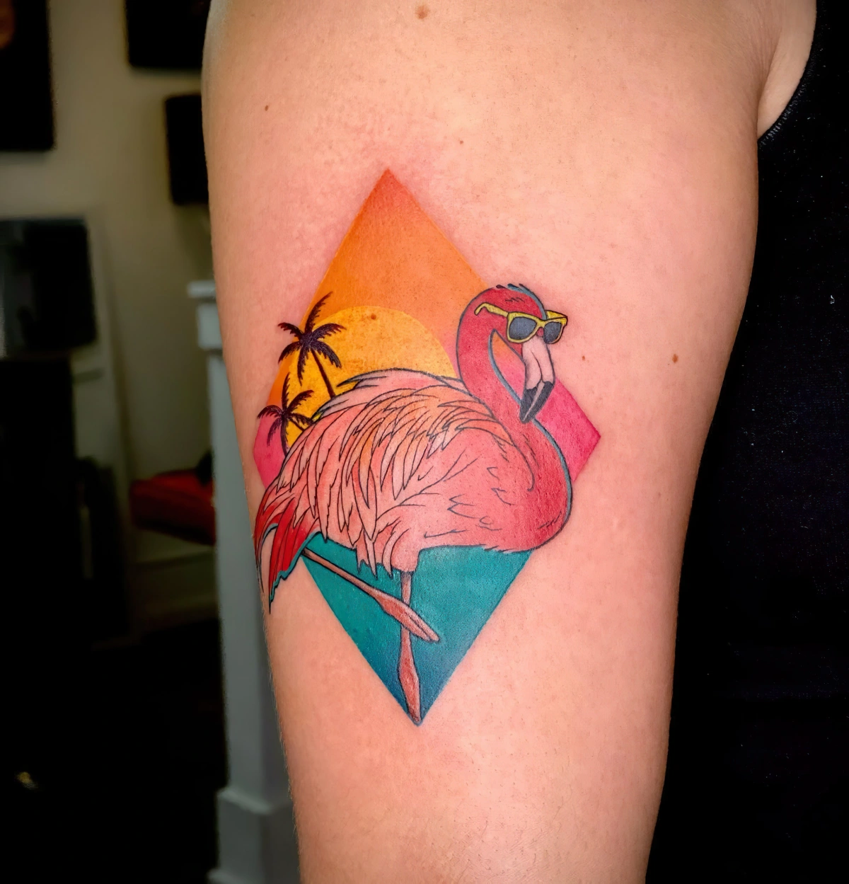 tatouage de flamant amusant dessin sur peau couleurs soleil palmiers