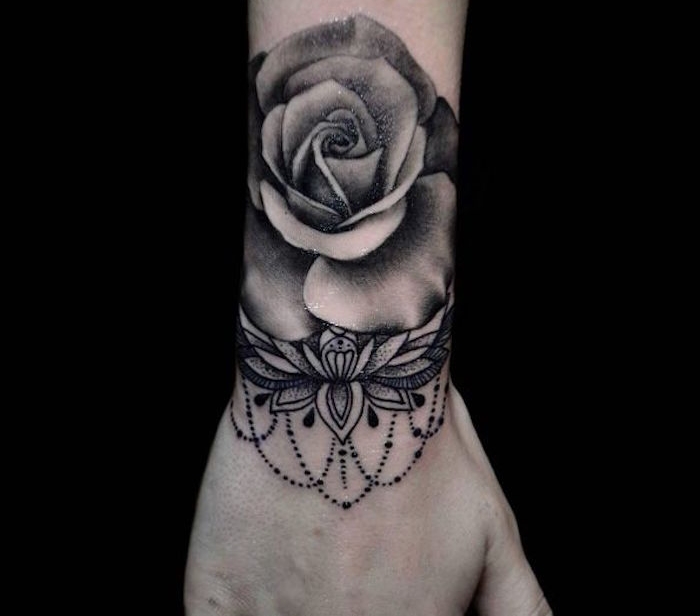 tatouage de poignet poigner rose fleur de lotus avant bras