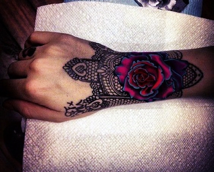idée tatouage bracelet poignet femme fleur rose couleur mandala avant bras
