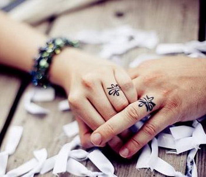 tattoo amoureux doigts homme et femme tatouage doigt